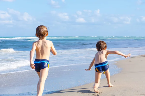 Ocean beach Florida üzerinde çalışan iki çocuk çocuklar