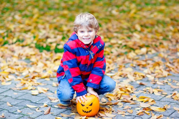 mutlu sevimli küçük çocuk çocuk ile halloween balkabağı fener üzerinde sonbahar