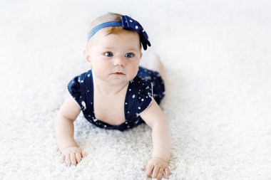 Şirin Bebek kız mavi giysiler ve kafa bandı.