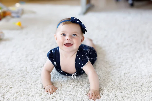 Schattige schattig babymeisje in blauwe kleding en hoofdband. — Stockfoto