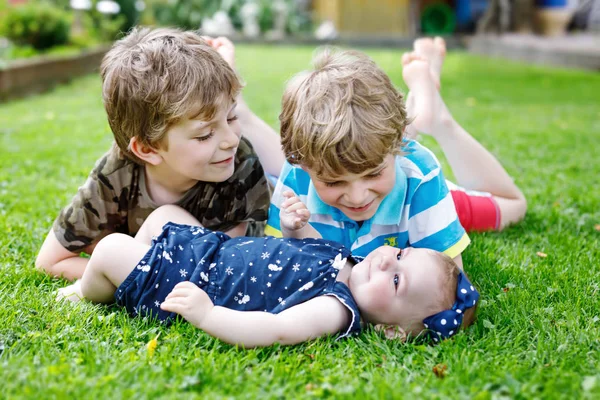 Δύο μικρά αγόρια ευτυχισμένο παιδί με νεογέννητο κοριτσάκι, χαριτωμένο αδελφή. — Φωτογραφία Αρχείου