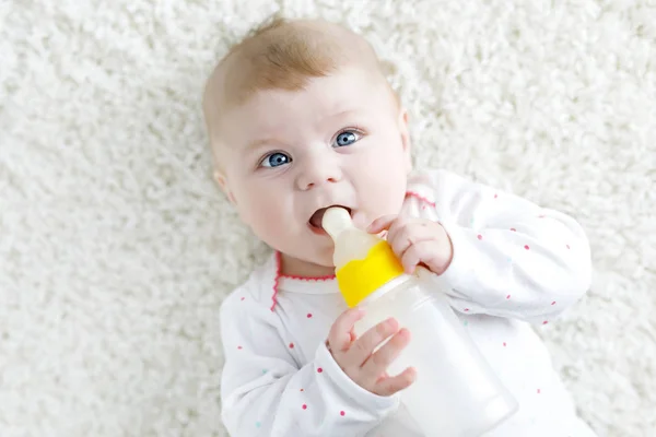 Χαριτωμένο αξιολάτρευτο προβατίνα κοριτσάκι κρατώντας νοσηλευτικό μπουκάλι και πόσιμο γάλα φόρμουλα — Φωτογραφία Αρχείου