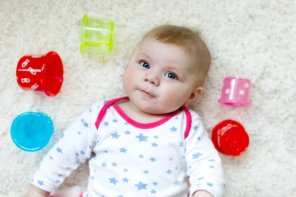 Bonito bebê recém-nascido adorável brincando com brinquedo chocalho educacional colorido — Fotografia de Stock