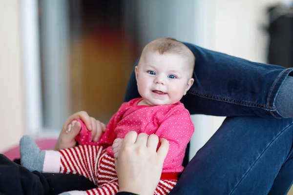 Glada stolta unga far med nyfödda dotter, familjeporträtt tillsammans — Stockfoto