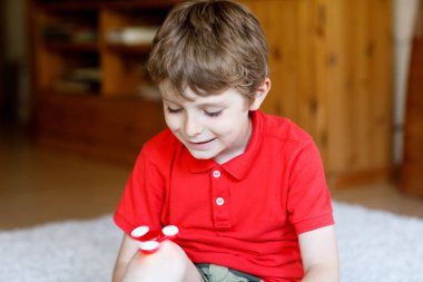 Tri kıpır el Spinner ile kapalı oynayan okul çocuk