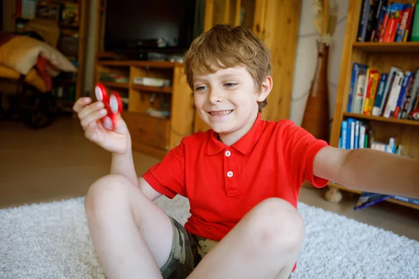 Ragazzo della scuola che gioca con Tri Fidget Hand Spinner al chiuso — Foto Stock