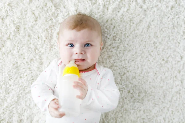 Bonito bebê adorável ewborn menina segurando mamadeira e beber leite fórmula — Fotografia de Stock