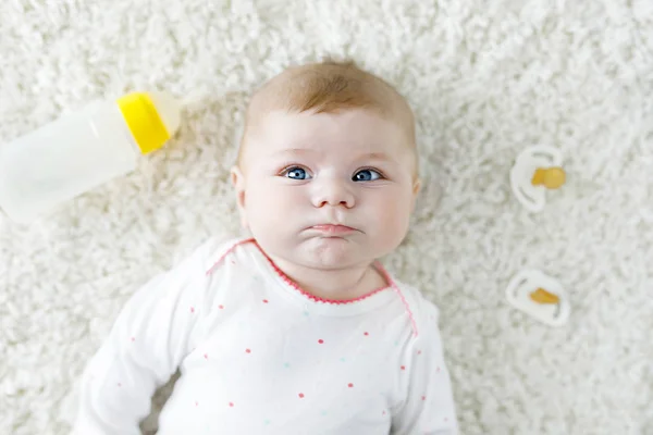 Bonito bebê adorável ewborn menina segurando mamadeira e beber leite fórmula — Fotografia de Stock