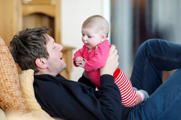 Gelukkig trotse vader van de jonge met pasgeboren baby dochter, familieportret samen — Stockfoto