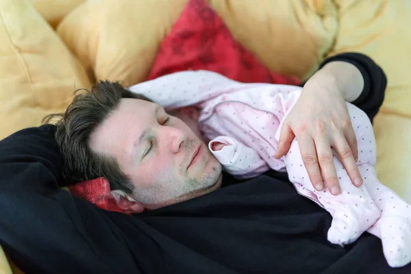 Pai de meia-idade abraçando sua filha recém-nascida — Fotografia de Stock