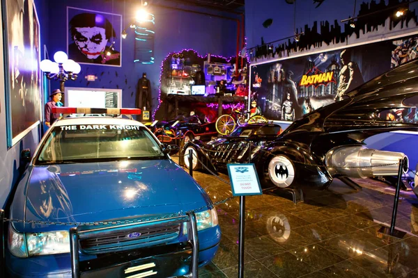 Miami Auto Museum exhibits a collection of vintage and cinema automobiles, bicycles and motorcycles — Stock Photo, Image