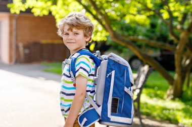 okul çantası okula ilk günü olan küçük çocuk çocuk