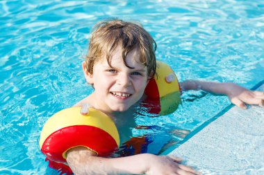Mutlu küçük çocuk çocuk yüzme havuzuna eğleniyor