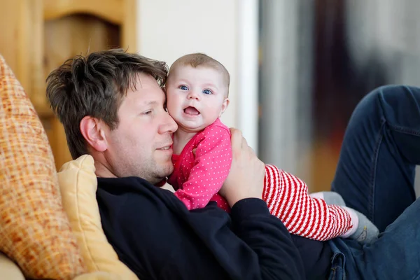 Glada stolta unga far med nyfödda dotter, familjeporträtt tillsammans — Stockfoto