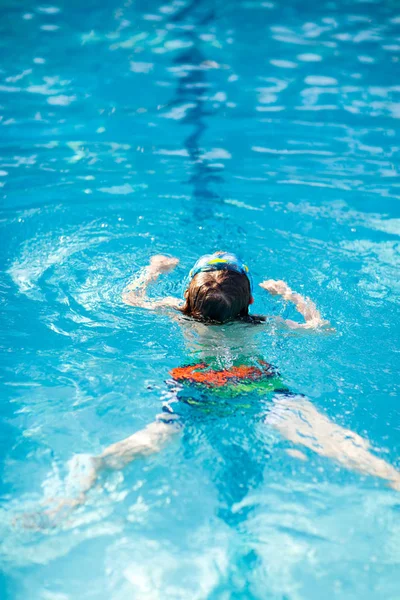 Ragazzino che fa gara di nuoto in piscina — Foto Stock