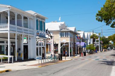 Key West, Florida ABD - 13 Nisan 2015: Tarihi ve popüler Merkezi ve Duval Street Downtown Key West.