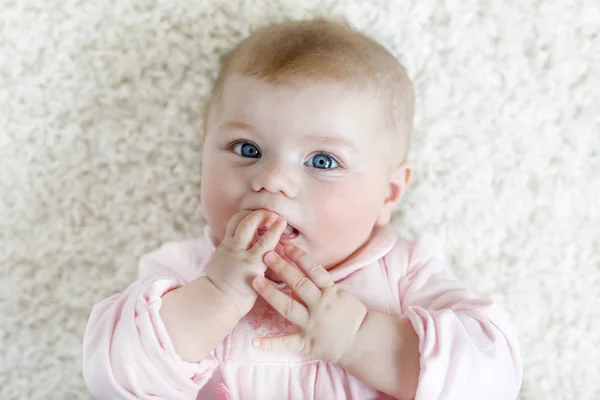 Retrato de lindo adorable bebé recién nacido —  Fotos de Stock