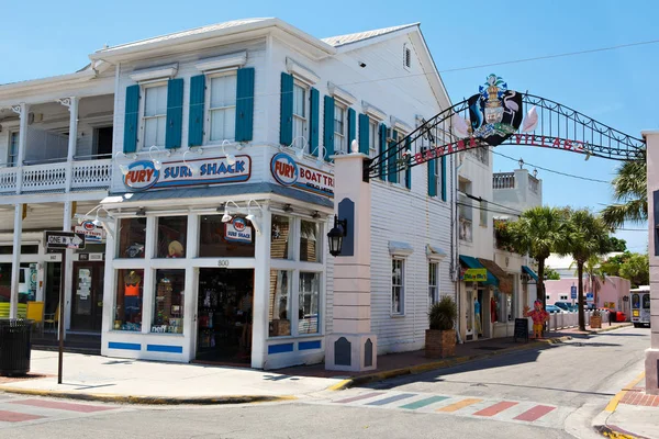 KEY WEST, FLORIDA USA - 13 DE ABRIL DE 2015: El centro histórico y popular y la calle Duval en el centro de Key West . — Foto de Stock