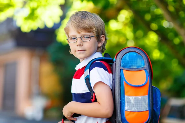 Mały chłopiec dziecko ze szkoły tornister na pierwszy dzień szkoły — Zdjęcie stockowe