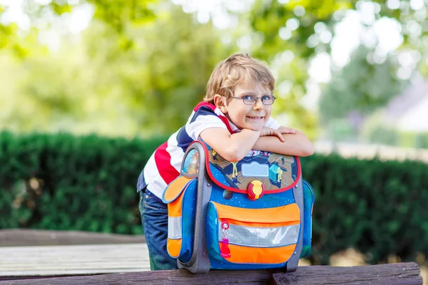 Garotinho com mochila escolar no primeiro dia de escola — Fotografia de Stock