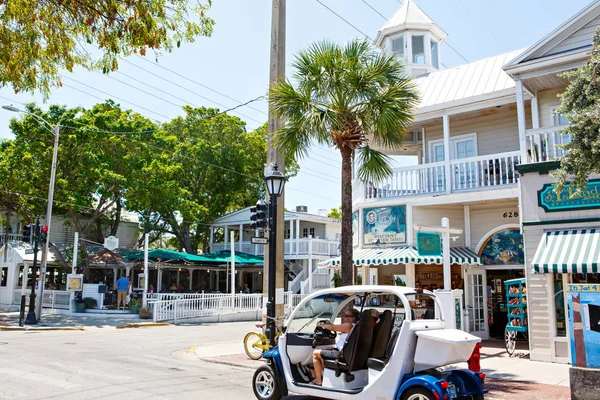 KEY WEST, FLORIDA USA - 13 DE ABRIL DE 2015: El centro histórico y popular y la calle Duval en el centro de Key West . — Foto de Stock