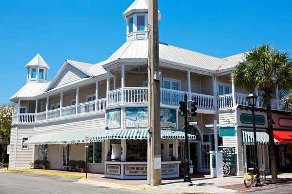 KEY WEST, FLORIDA USA - 13 DE ABRIL DE 2015: El centro histórico y popular y la calle Duval en el centro de Key West . — Foto de Stock