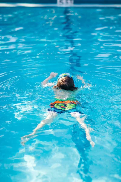 Küçük çocuk çocuk havuzda yüzme Yarışması yapma