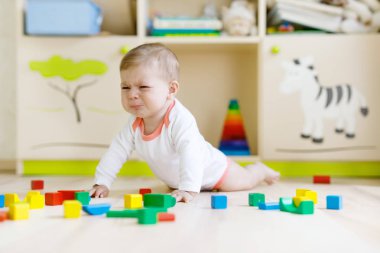 Şirin üzgün Ağlayan bebek ile renkli ahşap oynamak oyuncaklar engeller