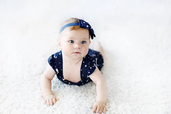 파란색 옷과 머리 띠에 귀여운 사랑 스러운 아기 소녀. — 스톡 사진