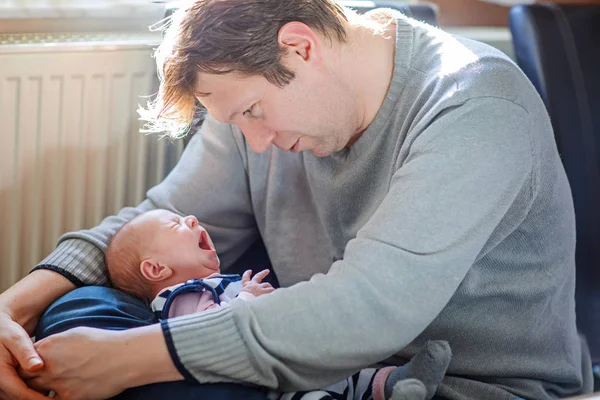Feliz orgulhoso jovem pai com bebê recém-nascido filha, retrato de família juntos — Fotografia de Stock