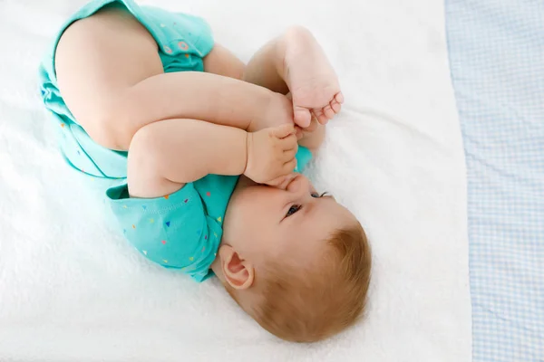 Bebê bonito tomando pés na boca. Adorável pequena menina chupando pé . — Fotografia de Stock