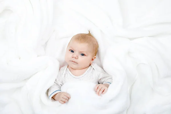 Портрет милого очаровательного новорожденного ребенка — стоковое фото