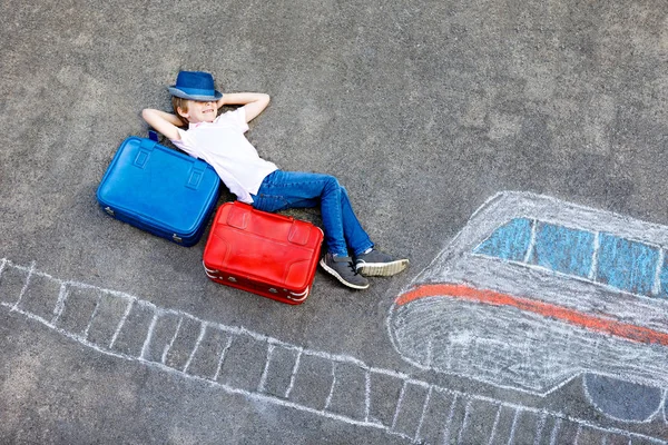 Bambino che si diverte con il disegno veloce immagine treno con gessetti colorati su asfalto — Foto Stock