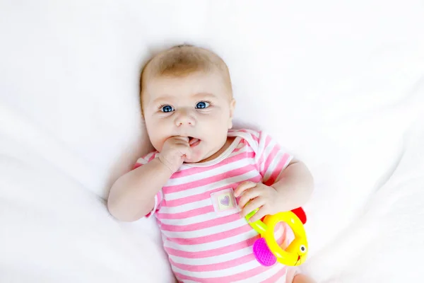 Bonito adorável dois meses bebê chupando punho . — Fotografia de Stock
