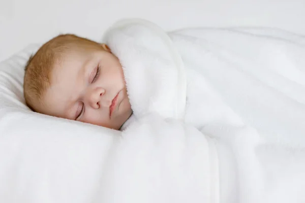 Cute little newborn baby girl sleeping wrapped in blanket — Stock Photo, Image