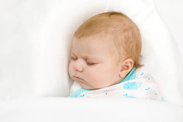 Mignon petit nouveau-né bébé fille dormir enveloppé dans une couverture — Photo