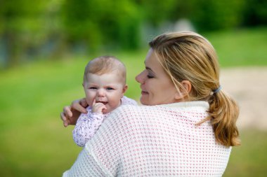 Mutlu anne yeni doğan bebek kızı dışarıda eğleniyor