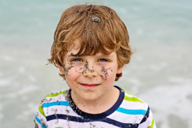 Tropik sahilde eğleniyor küçük çocuk çocuk