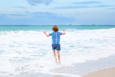 okyanus plaj üzerinde çalışan küçük çocuk çocuk