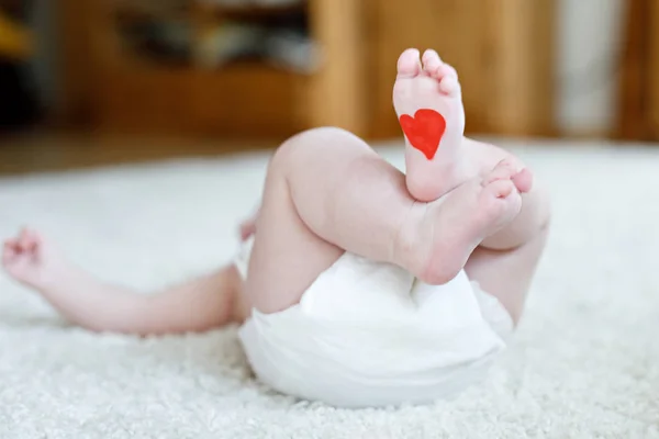 Ноги і ноги новонародженої дитини з памперсом — стокове фото