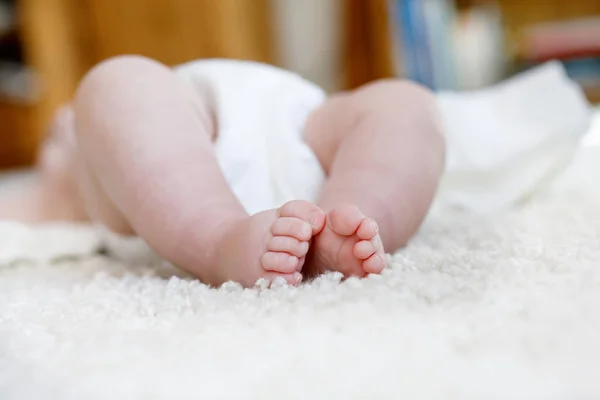 Fødder og ben af nyfødt baby med ble - Stock-foto