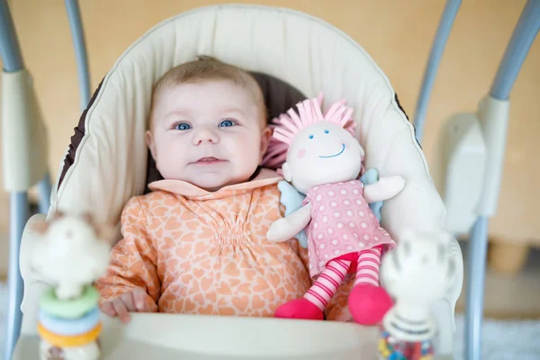 Lindo bebé recién nacido adorable sentado en columpio —  Fotos de Stock