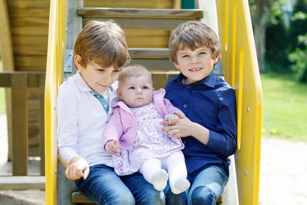 Två små glada kid pojkar med nyfödd baby flicka, Söt syster. — Stockfoto