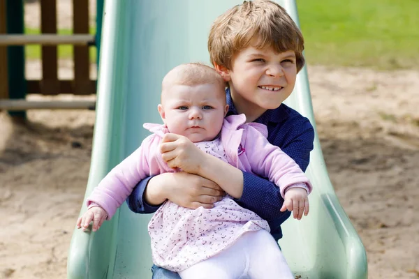 Schattige kleine jongen jongen met pasgeboren babymeisje, schattige zus. — Stockfoto