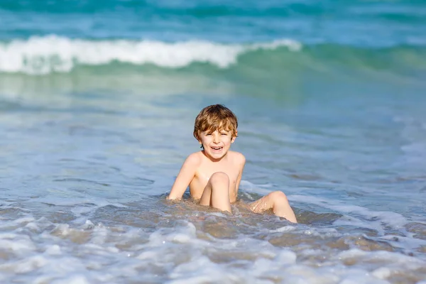 Petit garçon blond enfant s'amuser sur la plage de l'océan en Floride — Photo