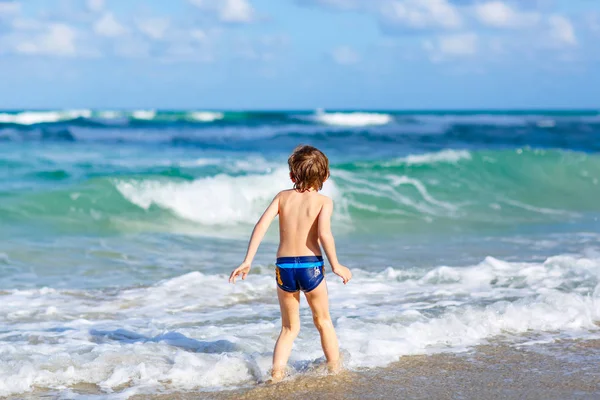 Piccolo ragazzo biondo divertirsi sulla spiaggia dell'oceano in Florida — Foto Stock