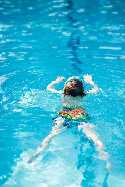 Küçük çocuk çocuk havuzda yüzme Yarışması yapma — Stok fotoğraf