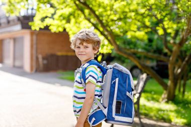 okul çantası okula ilk günü olan küçük çocuk çocuk