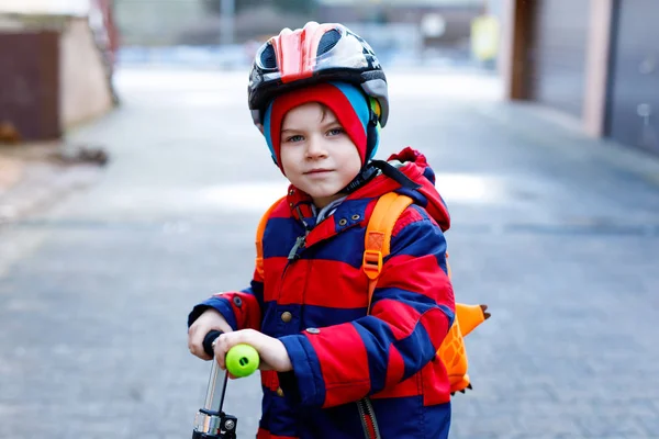 Bonito pouco pré-escolar menino equitação no scooter equitação para escola . — Fotografia de Stock