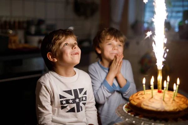 Zwei schöne Kinder, kleine Vorschulkinder, die Geburtstag feiern und Kerzen pusten — Stockfoto